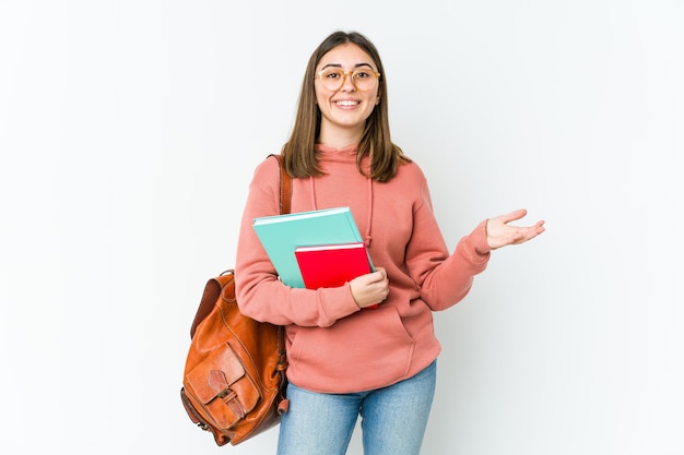 Mulher jovem estudante isolada no branco bakcground mostrando uma expressão de boas-vindas.