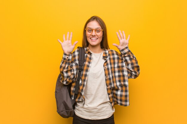 Mulher jovem estudante mostrando o número dez