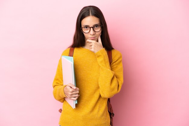 Mulher jovem estudante pensando em fundo isolado