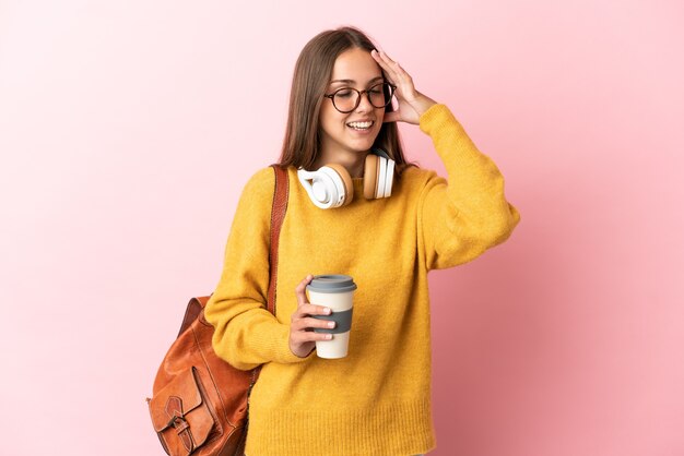 Mulher jovem estudante sobre fundo rosa isolado sorrindo muito