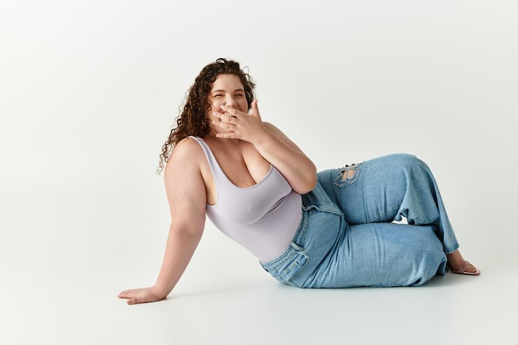 Foto mulher jovem exibindo moda na moda em uma pose brincalhona contra um fundo minimalista