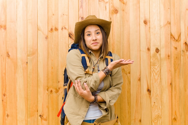 Mulher jovem explorador latino