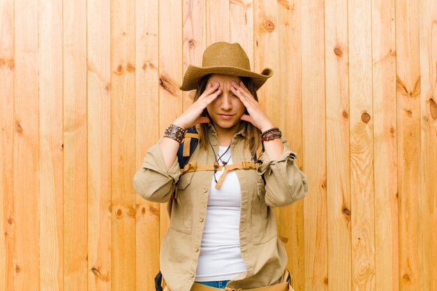 Mulher jovem explorador latino