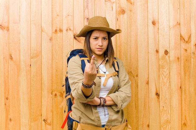 Mulher jovem explorador latino