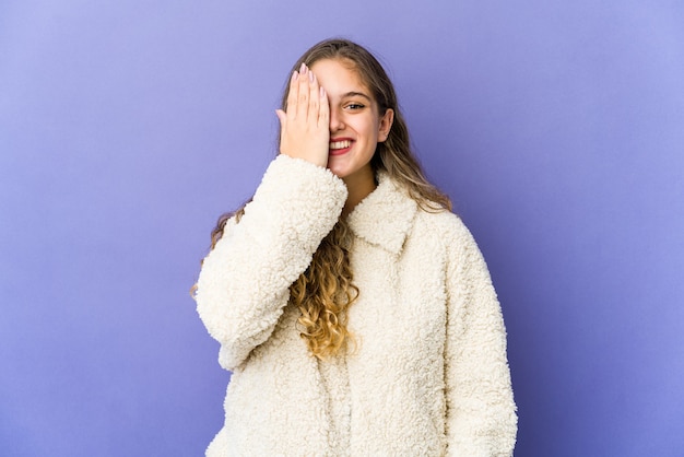 Mulher jovem expressando emoções isoladas