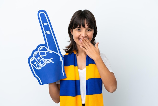 Mulher jovem fã de esportes de raça mista isolada em fundo branco feliz e sorridente cobrindo a boca com a mão