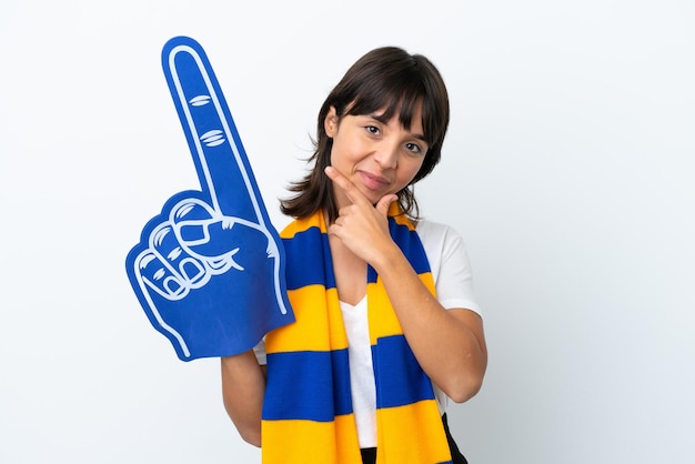 Mulher jovem fã de esportes de raça mista isolada em fundo branco feliz e sorridente