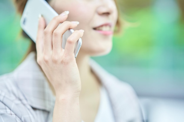 Mulher jovem falando em smartphone