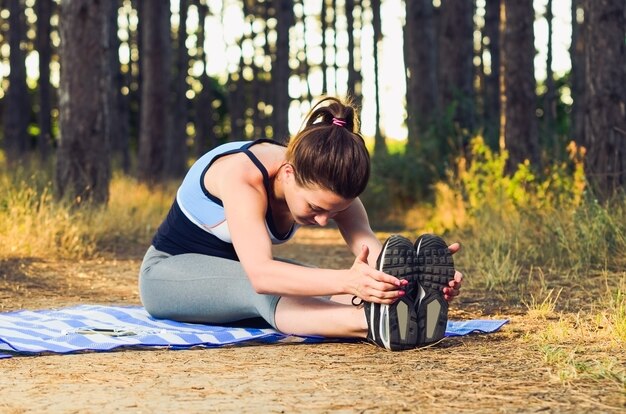 Foto mulher jovem, fazendo, algum, warm-up, exercícios