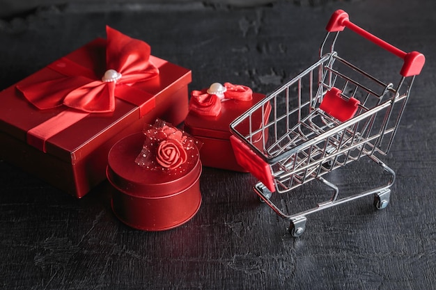Mulher jovem fazendo compras on-line na Sexta-feira Negra