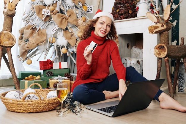 Mulher jovem fazendo compras online