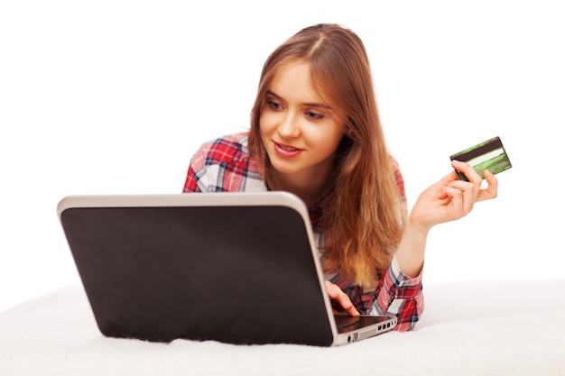 Mulher jovem, fazendo compras online