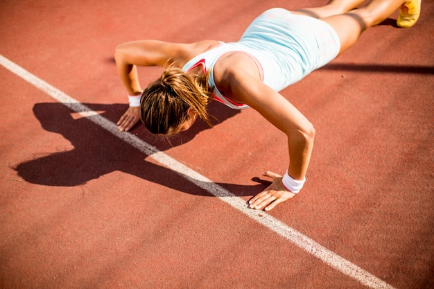 Mulher jovem, fazendo exame exercício