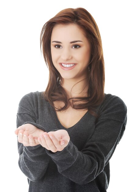 Foto mulher jovem fazendo gestos contra um fundo branco