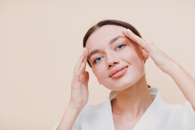 Mulher jovem fazendo ginástica facial para reconstrução facial