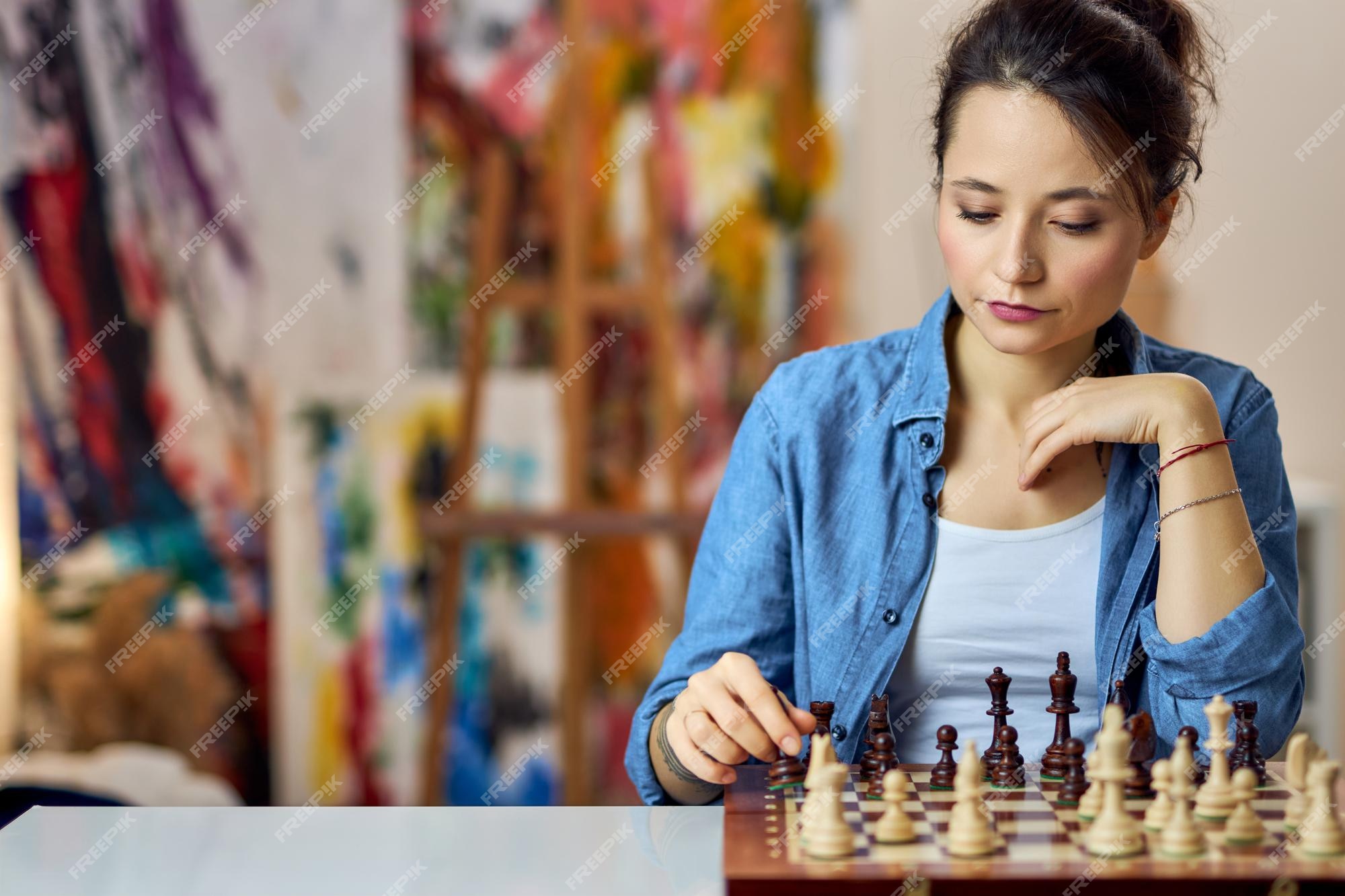 Mulher jovem jogando xadrez sozinha
