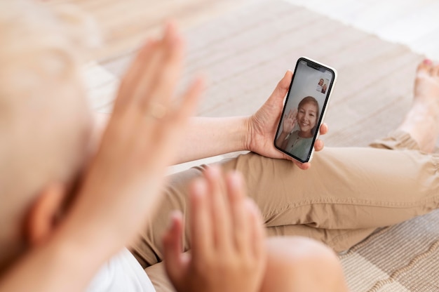 Foto mulher jovem fazendo uma videochamada em família