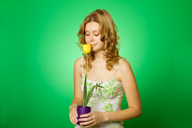 Mulher jovem feliz abraçando flor