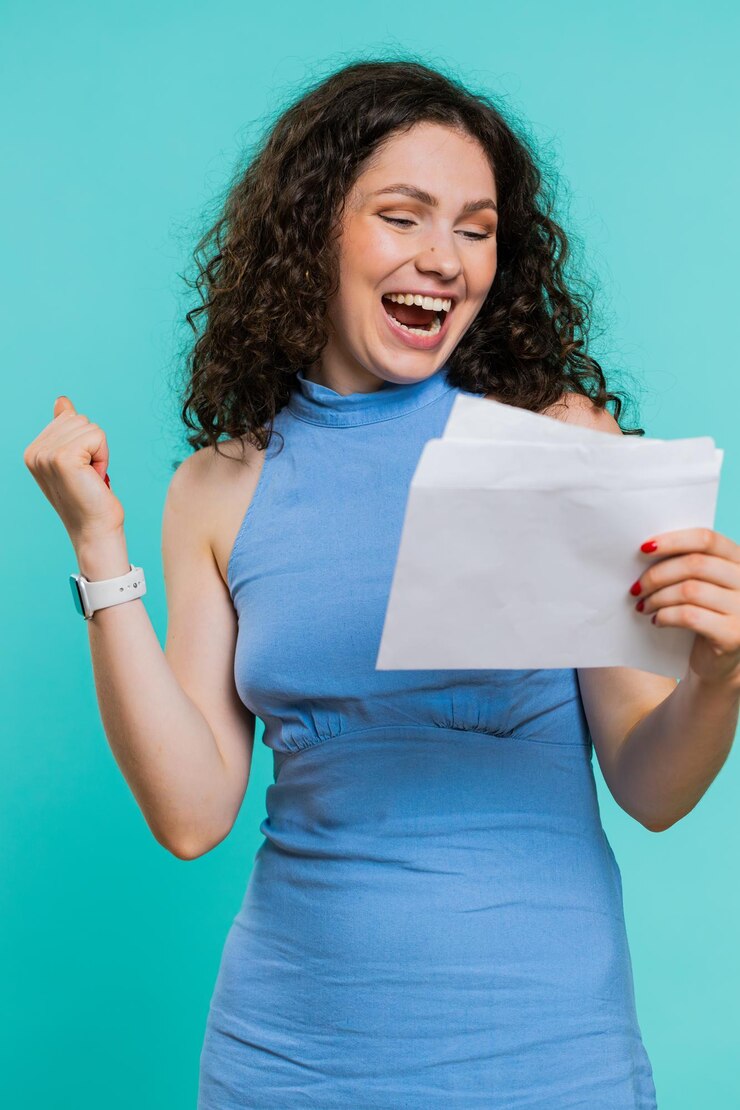 Foto mulher jovem feliz abre envelope tira carta lê empréstimo bancário aprova grande notícia ganha prêmio