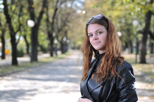 Mulher jovem feliz ao ar livre na natureza