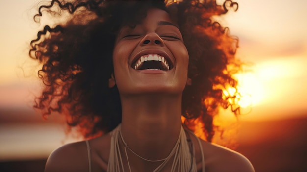 Mulher jovem feliz ao pôr do sol rindo aproveitando o conceito de hora dourada da vida