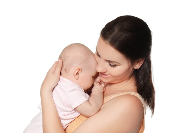 Mulher jovem feliz com bebê fofo em branco