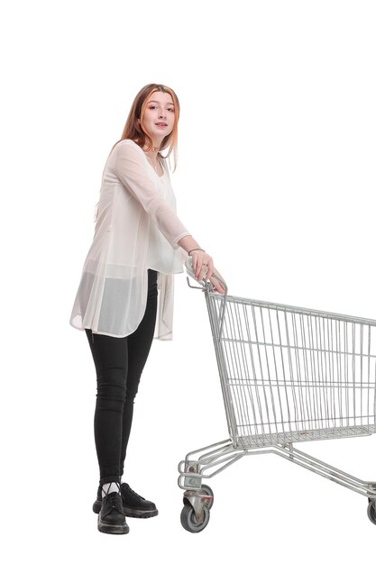 Mulher jovem feliz com carrinho de compras na temporada de venda