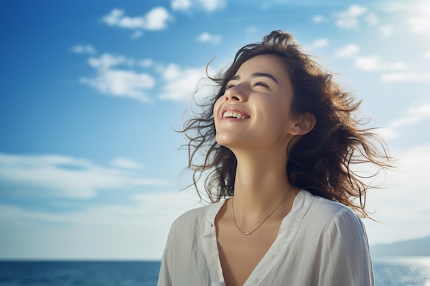 mulher jovem feliz com mochila olhando para o céu no mar