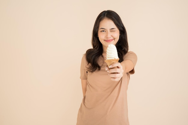 Mulher jovem feliz comendo sorvete