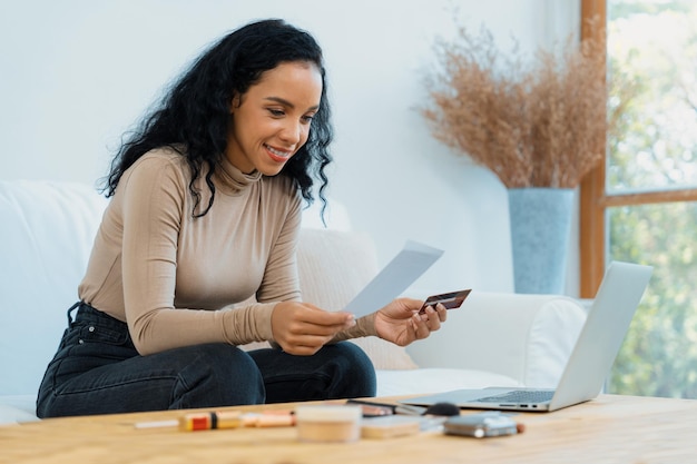 Mulher jovem feliz compra produto fazendo compras on-line com segurança crucial