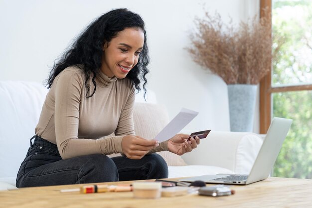 Foto mulher jovem feliz compra produto fazendo compras on-line com segurança crucial