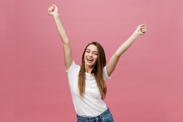 Mulher jovem feliz e bem sucedida sorrindo