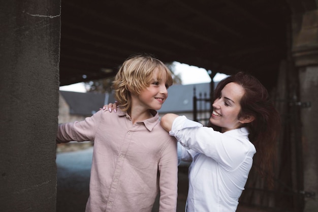 Mulher jovem feliz e menino em uma fazenda