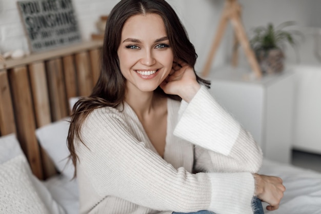 Mulher jovem feliz em roupas aconchegantes ao ar livre