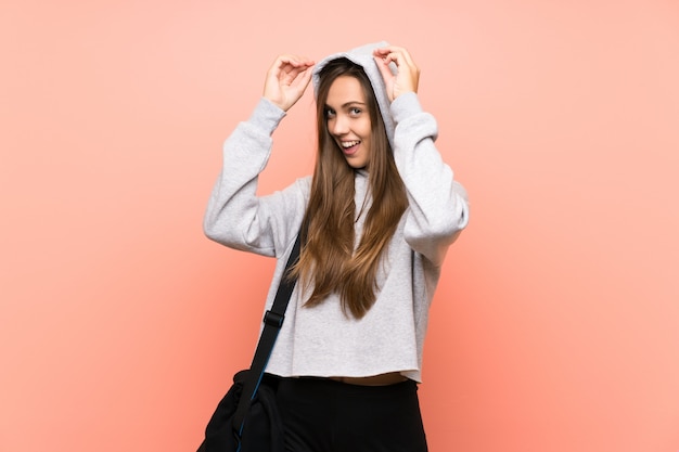 Mulher jovem feliz esporte isolado parede rosa