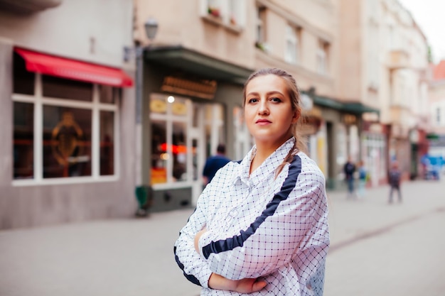 Mulher jovem feliz olhando ao redor da cidade