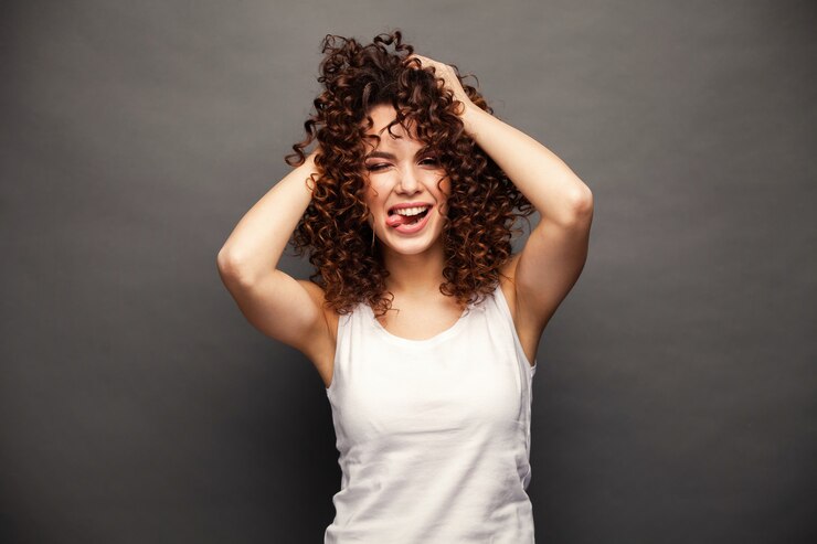 Foto mulher jovem feliz ou adolescente em roupas casuais, se divertindo.