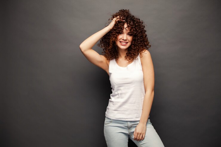 Foto mulher jovem feliz ou adolescente em roupas casuais, se divertindo.