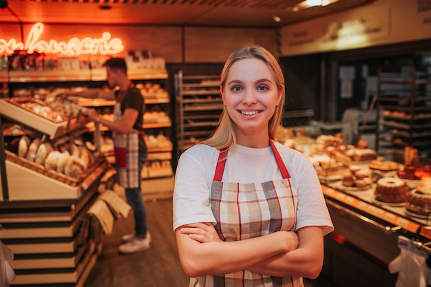 Mulher jovem feliz, parado na mercearia.