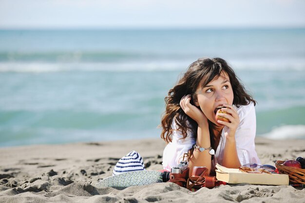 mulher jovem feliz relaxa na bela praia de manhã