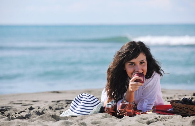 mulher jovem feliz relaxa na bela praia de manhã