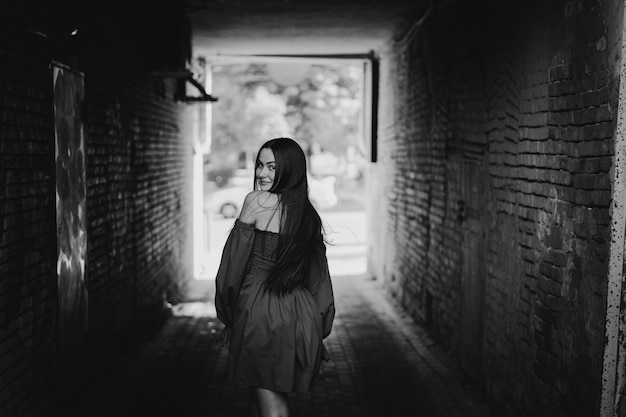 Mulher jovem feliz retrato com vestido azul, rindo, olhando para a câmera em pé na rua urbana ba.