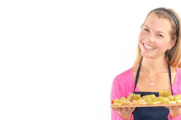 Foto mulher jovem feliz segurando frutas frescas de café da manhã vegan cru saudável.