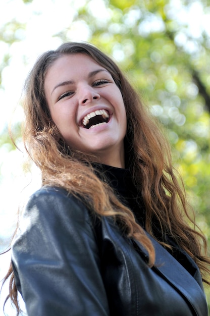 Mulher jovem feliz sorrindo ao ar livre no parque