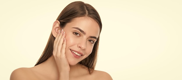 Mulher jovem feliz toca a pele do rosto macio isolada na pele de fundo branco Rosto de beleza de mulher fecha o banner isolado do retrato com espaço de cópia