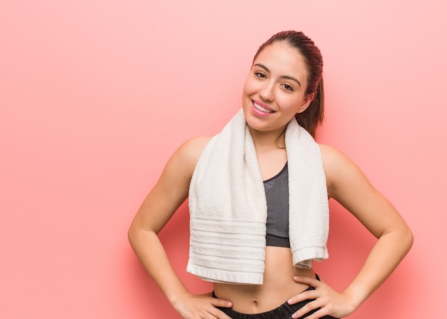 Mulher jovem fitness com as mãos nos quadris