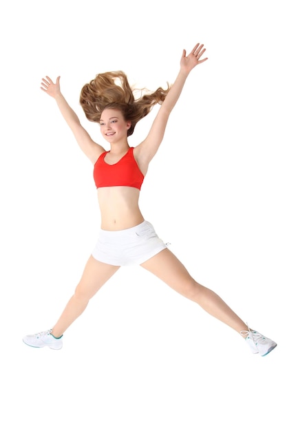 Mulher jovem fitness pulando isolada sobre fundo branco