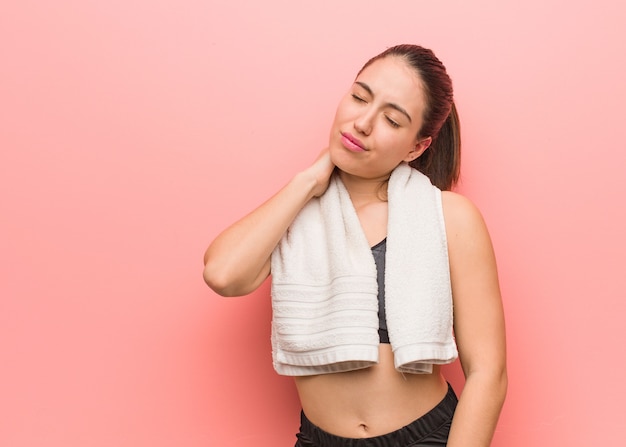 Mulher jovem fitness sofrendo dor no pescoço