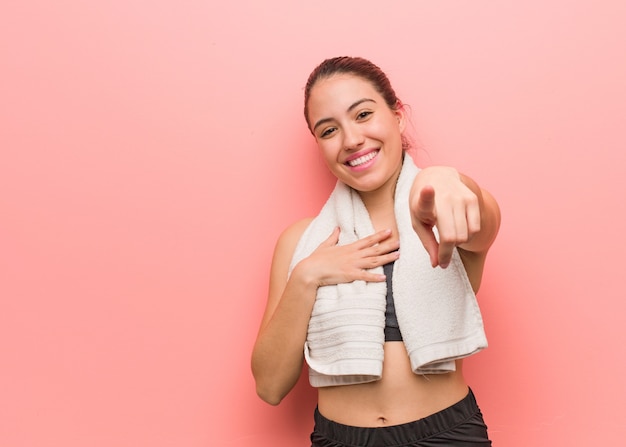 Mulher jovem fitness sonha em alcançar metas e propósitos