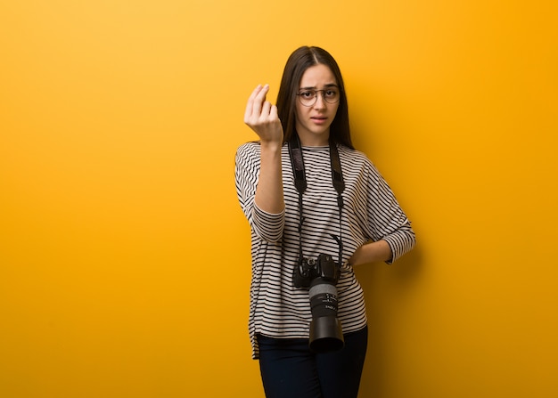 Mulher jovem fotógrafo fazendo um gesto típico italiano